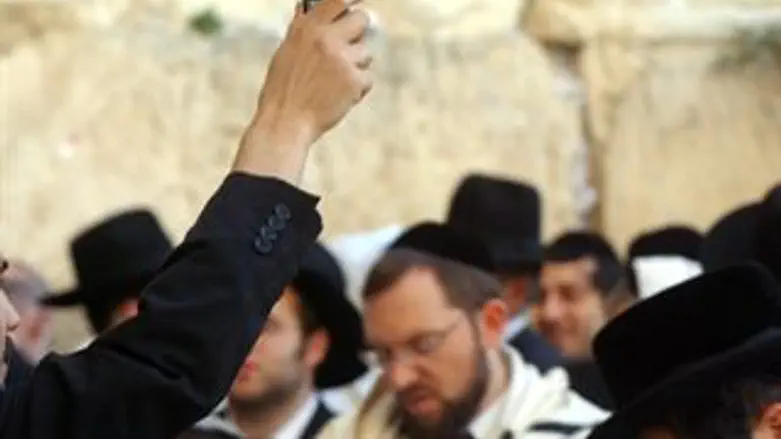 מסריטים, מתעדים, עוקבים. מישהו מדבר בסלולארי?