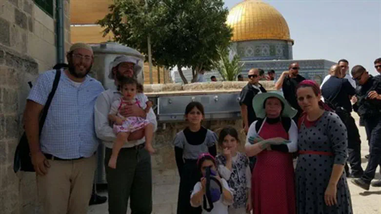 אילה שפירא (שניה מימין) בהר הבית