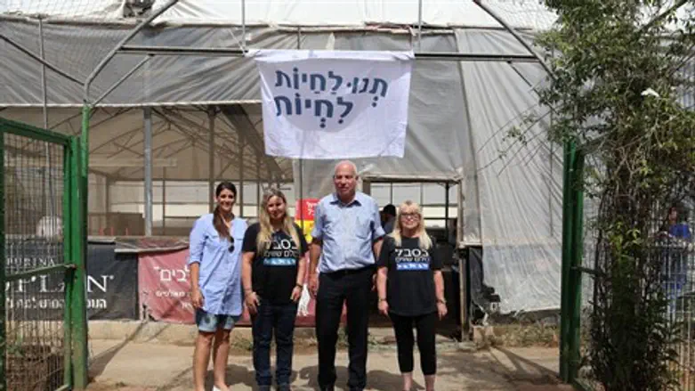 השר בביקור. היום