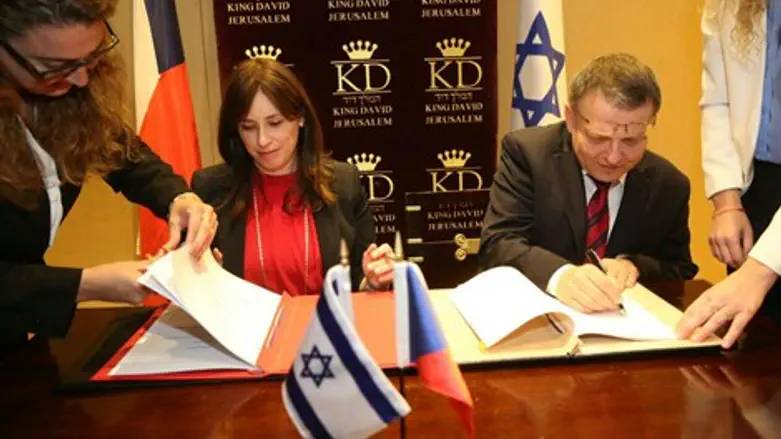 החתימה על ההסכם. היום