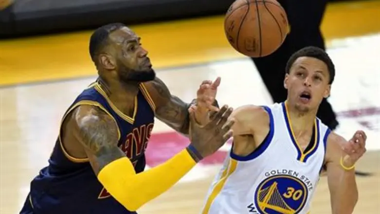 סטף קרי ולברון ג'יימס. מי יעצור את האלופה?