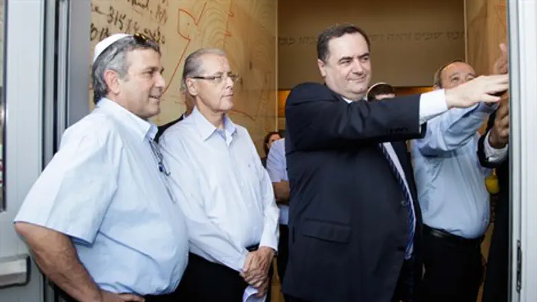 השר כץ קובע מזוזה