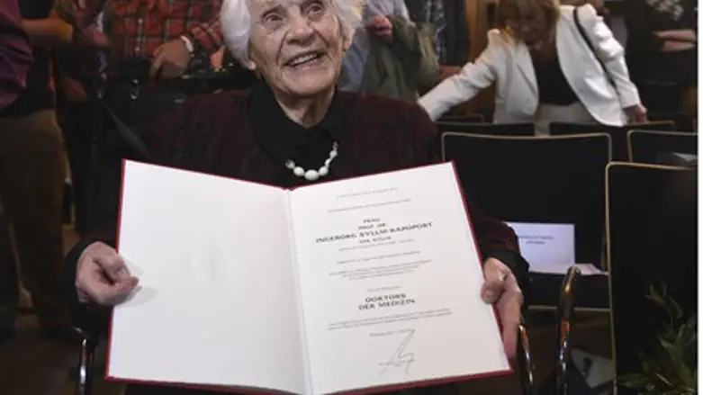 At last: Ingeborg Syllm-Rapoport with her hard-earned doctorate
