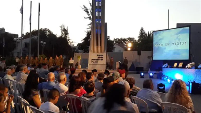 הטקס באתר ההנצחה ביהוד, הערב