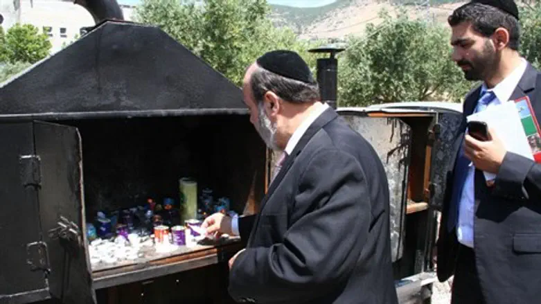 השר דוד אזולאי בקבר רבי ישמעאל כהן גדול