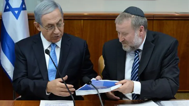 מזכיר הממשלה מגיש את הדו"ח