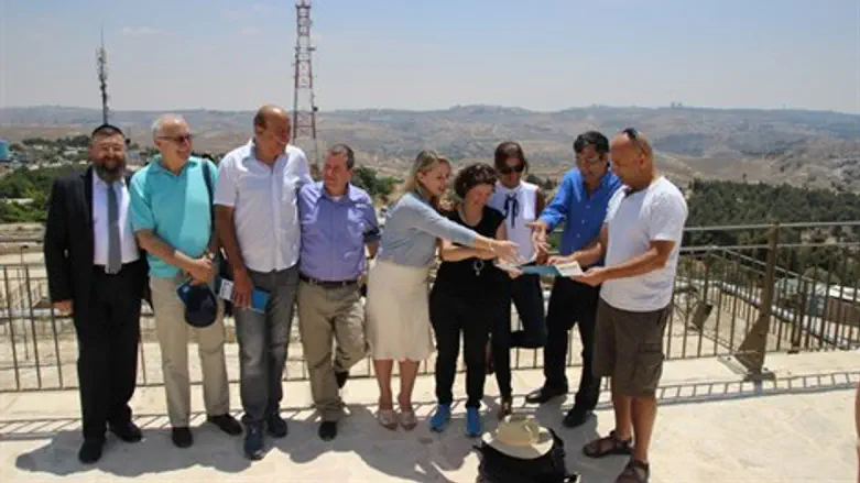 בתצפית נבי סמואל