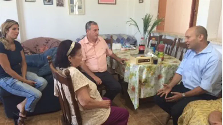 Нафтали Беннет в доме Моше Тамама (הי"ד)