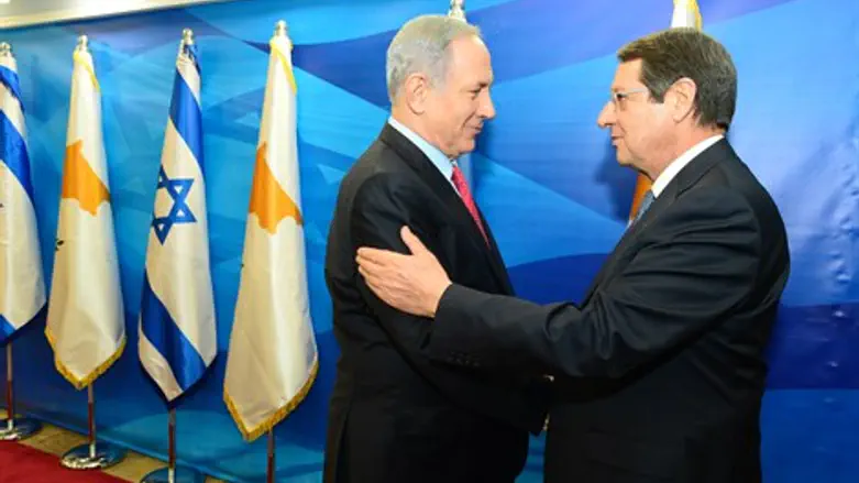 נתניהו ונשיא קפריסין. 