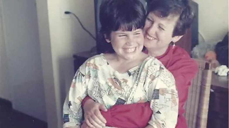 תמונת ילדות של מיכל ואימה
