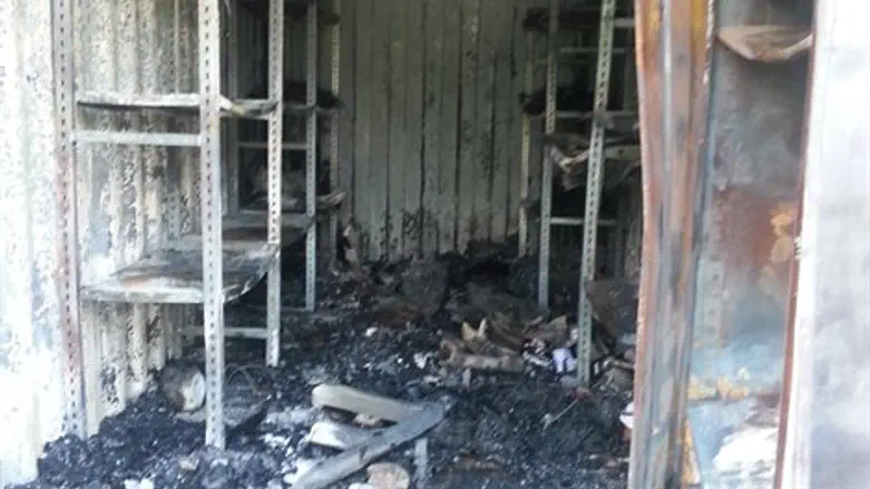 אחת המכולות שעלתה באש