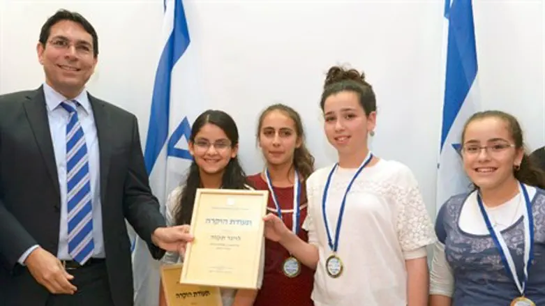 דנון עם התלמידות