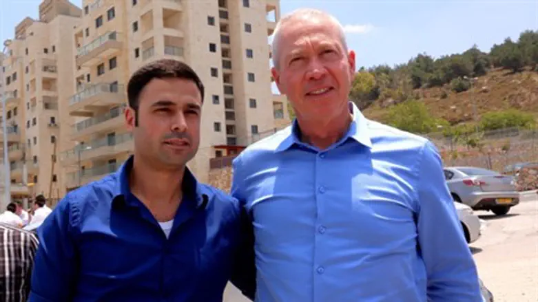 יואב גלנט וראש עיריית נצרת עילית נתנאל טויטו