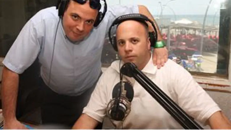 טוקר וסלע, מגישים יהדות ברדיו ת"א