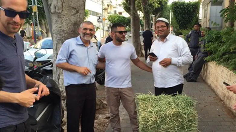 Ben-Ari and Ben-Gvir with their straw gift