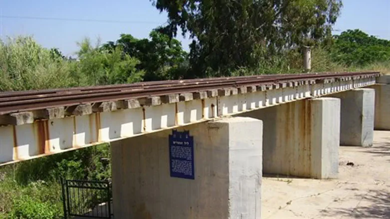 גשר מסילת הרכבת מעל נחל כזיב
