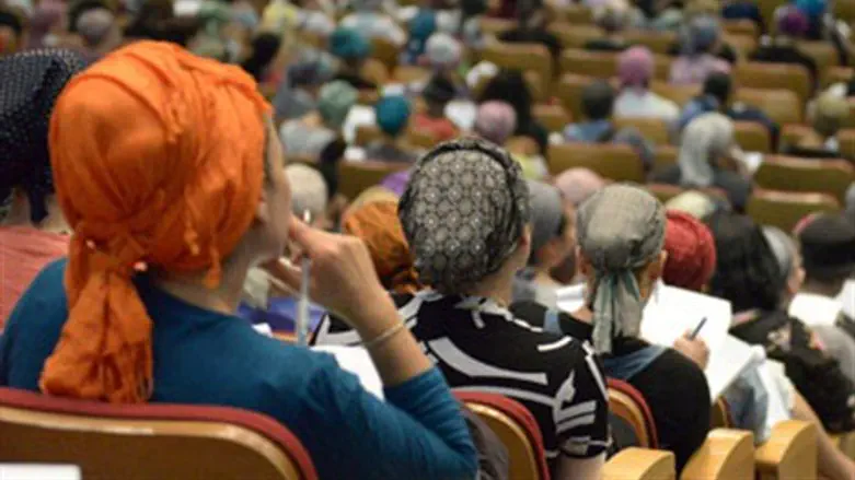 נשים בכנס בנין שלם