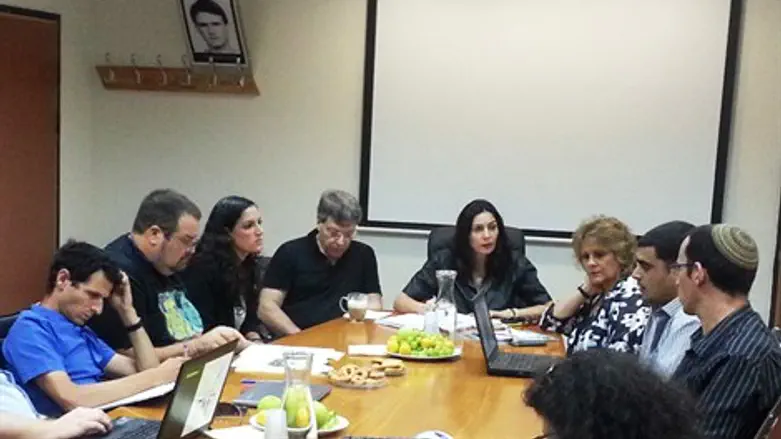 ייבדק חשד לתמיכה בטרור נגד התיאטרון. אורטל (שלישית משמאל) בפגישה עם שרת התרבות מירי רגב