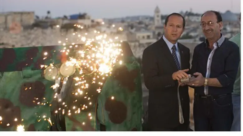 Nir Barkat fires Ramadan cannon (file)