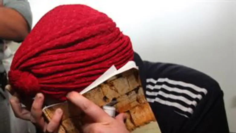 האם החשודה בהרעבת בנה