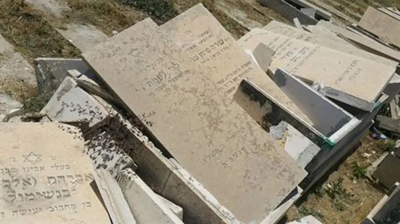 מצבות מנופצות בהר הזיתים