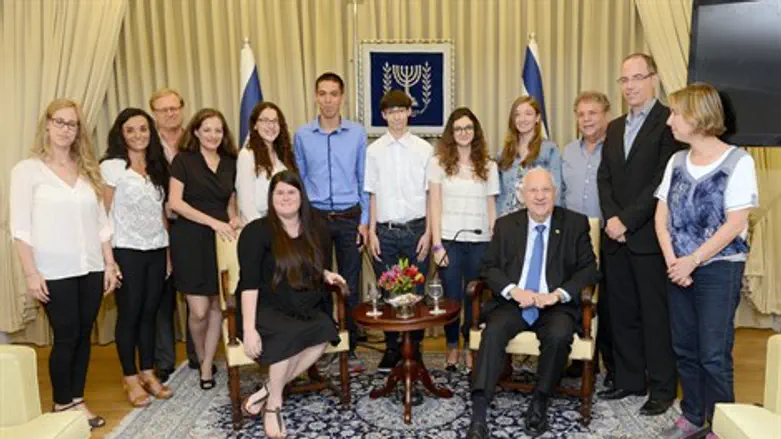 הנשיא עם זוכי תחרות "שומרי מסך"