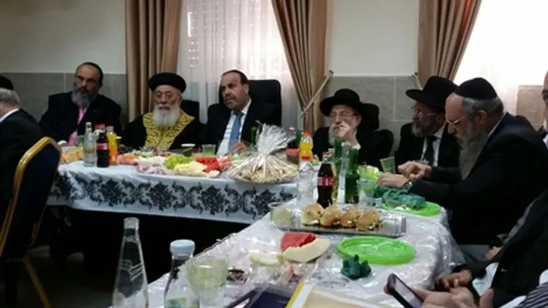 הרב על כסא נמוך