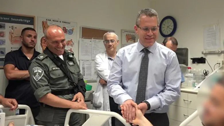 ארדן מבקר את הלוחם