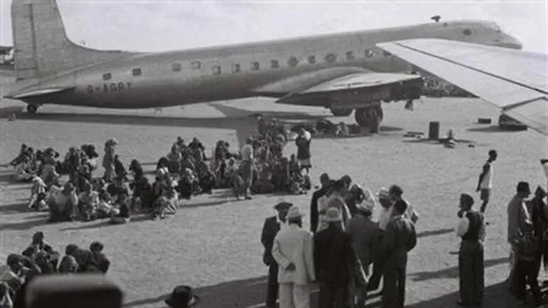 העולים מתימן ממתינים לעלות למטוס בישראל