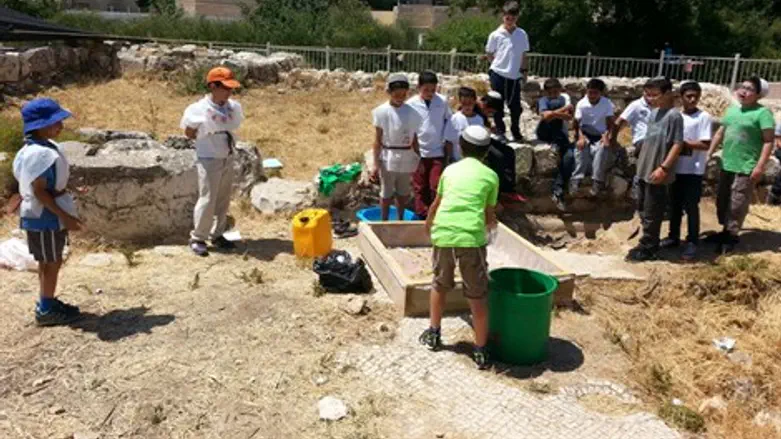 התלמידים באתר הארכיאולוגי