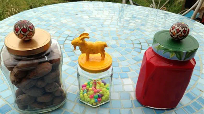 צנצנות עם מכסים מעוצבים