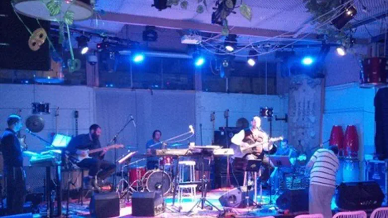 האיש בקצה המנהרה, אהרון רזאל בהופעה