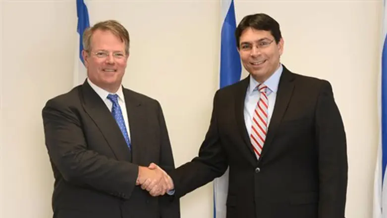 השר דנון ומר דיואר