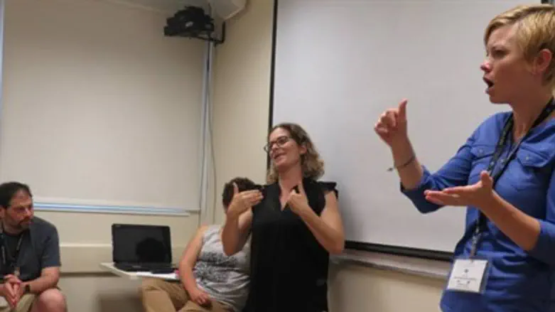 Taglit participants visit the Institute for the Advancement of Deaf People