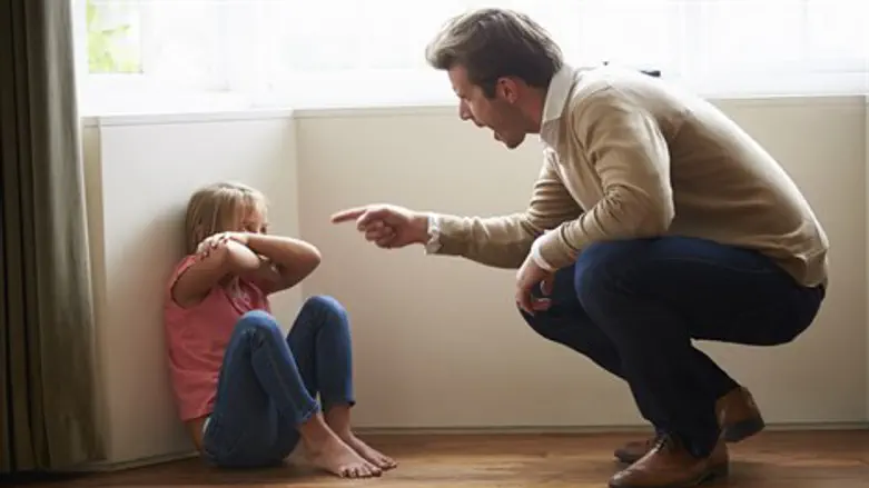 אבא צועק על ילד