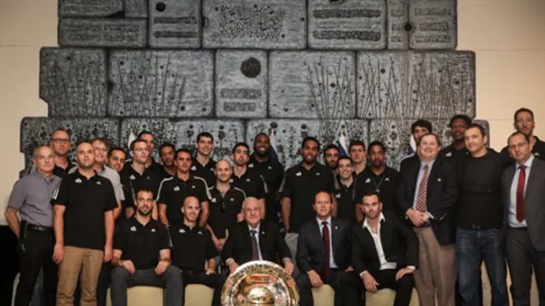 הקבוצה עם הנשיא