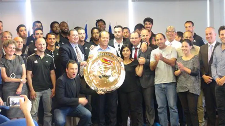 ברקת ושחקני הפועל ירושלים. יש אליפות, אין אירופה