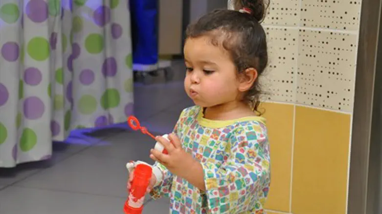 טליה לאחר הוצאת התליון