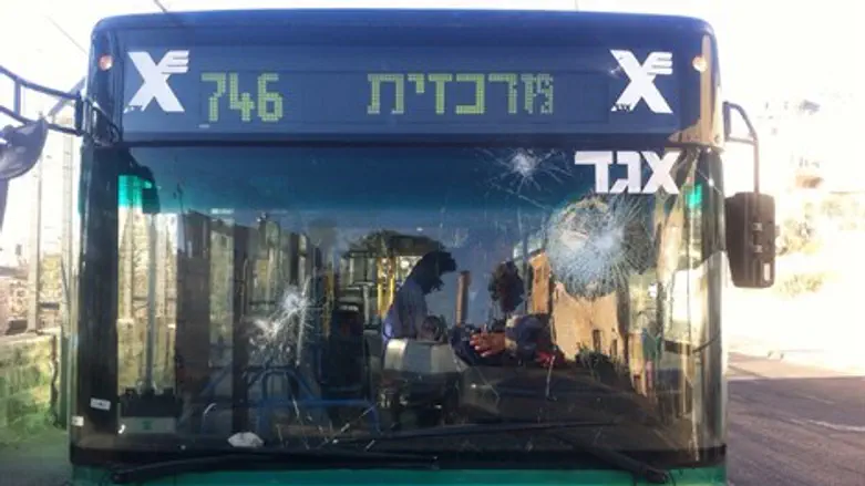 האוטובוס שנרגם באבנים