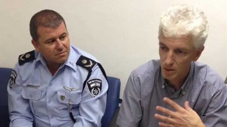 מפקד המחוז עם האב