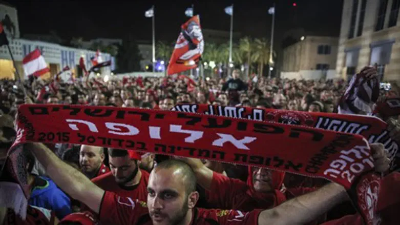 עכשיו תבקשו סליחה משמעון מזרחי. אוהדי הפועל ירושלים חוגגים את האליפות