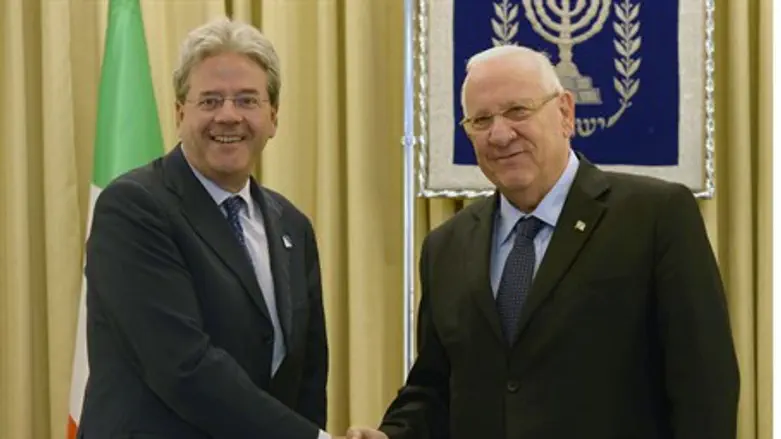  Italian Foreign Minister Paolo Gentiloni  (L), President Reuven Rivlin