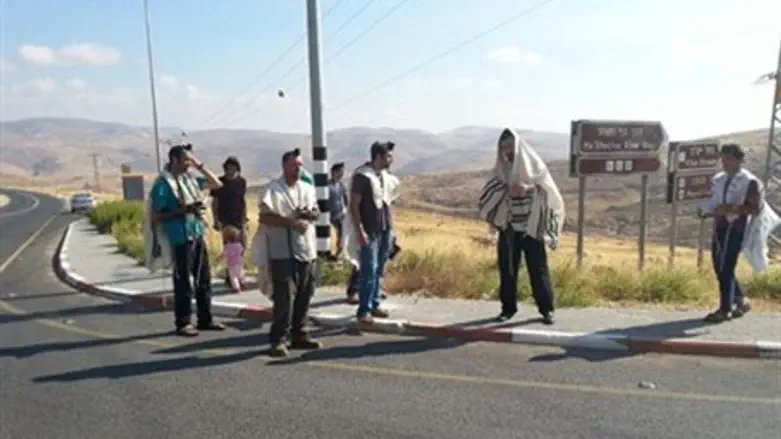 Kochav Hashahar residents pray at murder site.