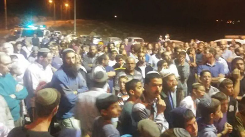 Биньямина: массовая молитва на месте убийства