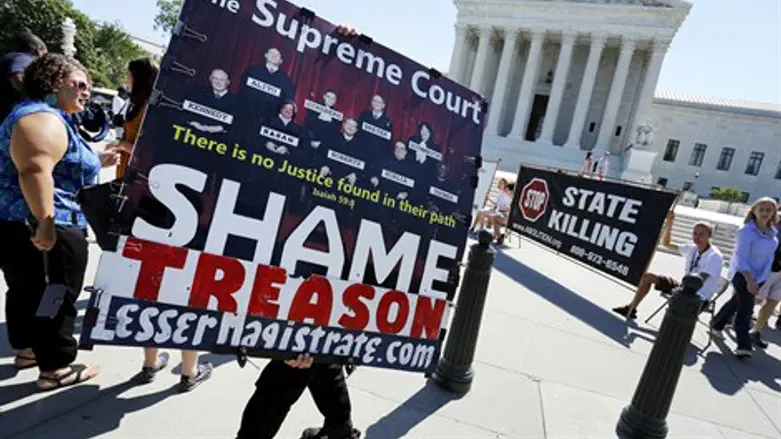 בדרך אלינו. מפגין נגד נישואי להט"בים מול בית המשפט העליון בארצות הברית