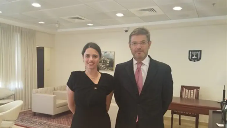 שקד עם השר הספרדי