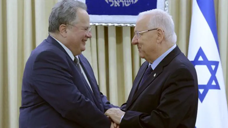 הנשיא עם שר החוץ היווני