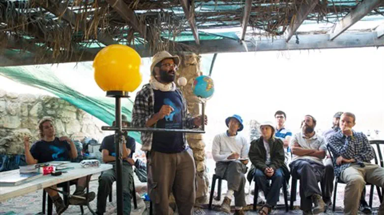 חובבי אסטרונומיה מכל המגזרים תחת אוהל אחד. משתתפי מחנה ‘הדובה הגדולה’ והמדריך שלמה בוסקילה