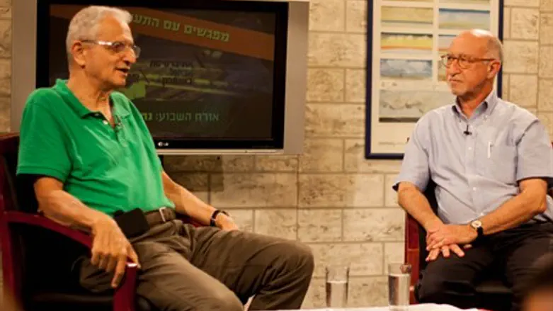 Нахум Барнеа (слева)