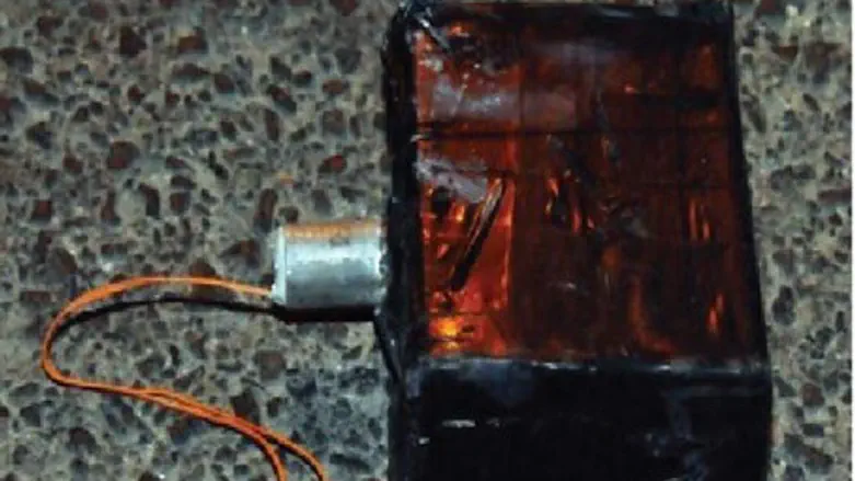 Заряд самодельной взрывчатки. Иллюстрация